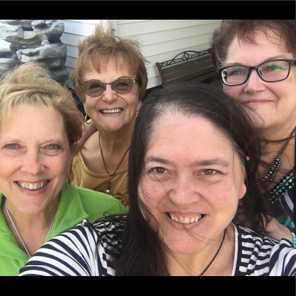 Meet your Posher, Sandi ☀️ - Picture 5 of 8